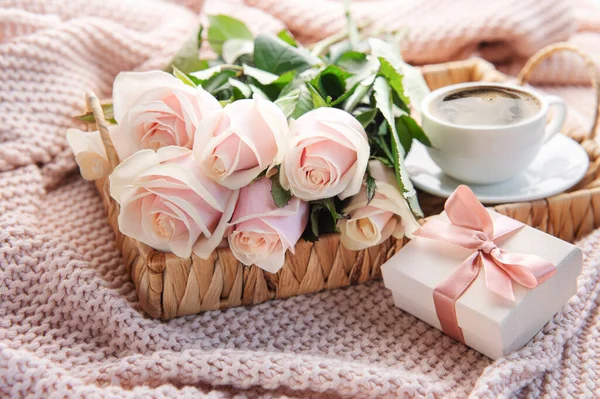 Brettet Med Bukett Vakre Rosa Roser Gaveboks Sengen Valentinsdag Konseptet stockbilde