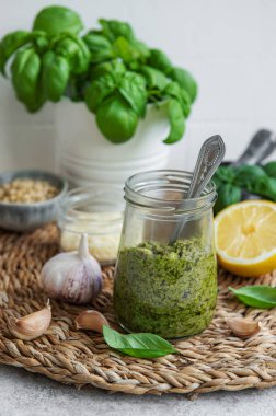 Taze pesto sosu. Yeşil fesleğen pesto. Pesto sosu için malzemeler - Taze fesleğen, çam fıstığı, zeytinyağı ve peynir