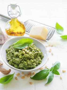 Taze pesto sosu. Yeşil fesleğen pesto. Pesto sosu için malzemeler - Taze fesleğen, çam fıstığı, zeytinyağı ve peynir