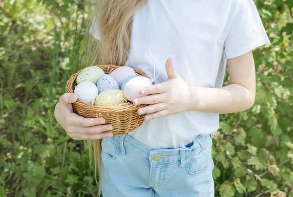 Søtt Lite Barn Med Kaninører Påskedagen Jente Som Holder Kurv stockfoto