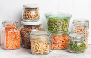 Farklı türde baklagillerden, yeşil ve kırmızı mercimeklerden, mung fasulyesi ve nohuttan yapılmış çeşitli fusilli makarna. Glütensiz makarna..