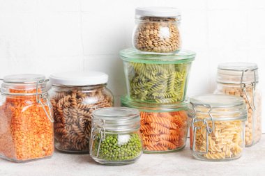 Farklı türde baklagillerden, yeşil ve kırmızı mercimeklerden, mung fasulyesi ve nohuttan yapılmış çeşitli fusilli makarna. Glütensiz makarna..