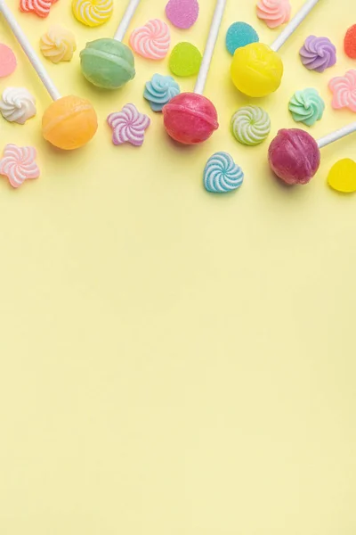 Colorful Sweet Lollipops Candies Yellow Background Flat Lay Top View — kuvapankkivalokuva