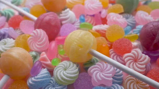 明るくカラフルなキャンディー ゼリー ロリポップが落ちています 多色おいしい砂糖菓子 — ストック動画