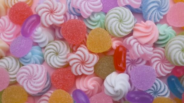 色のキャンディ お菓子とロリポップのミックスが回転します 甘い砂糖デザート 休日や子供の誕生日のためのお祭りの背景 — ストック動画