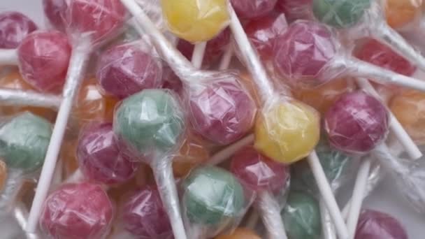 Gekleurde Snoepjes Mix Van Snoepjes Draaiende Lolly Zoet Suikerdessert Feestelijke — Stockvideo