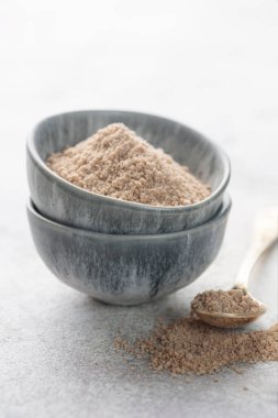 Bir kase Hickory füme deniz tuzu. Sağlıklı gıda konsepti. Özel tuz..