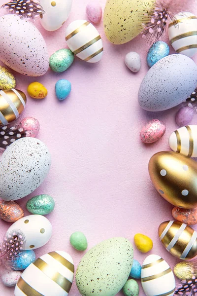 Wesołych Świąt Płaskie Jaja Wielkanocne Różowym Tle Betonu Widok Góry — Zdjęcie stockowe