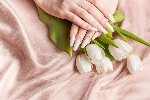 Kobieca Ręka Wiosennym Wyglądem Paznokci Biały Manicure Paznokci Kobieta Model — Zdjęcie stockowe