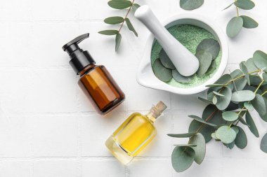 Beyaz fayanslı okaliptüslü masaj ve spa ürünleri