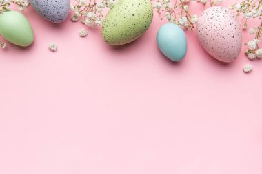 Mutlu Paskalya bayramı tebrik kartları. Beyaz lale buketi ve pembe arka planda Paskalya yumurtası. Metin için boşluk