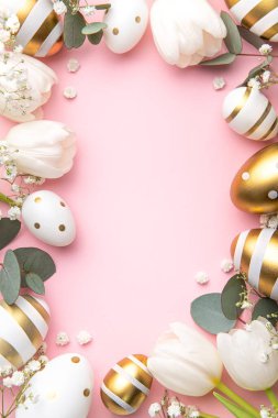 Paskalya yumurtası ve pembe arka planda beyaz laleler. Üst Manzara. Mutlu Paskalya kompozisyonu. Tebrik kartı.
