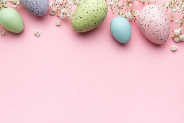 Hyvää Pääsiäisen Juhlakorttia Kimppu Valkoisia Tulppaaneja Pääsiäismuna Vaaleanpunaisella Taustalla Tekstitila — kuvapankkivalokuva