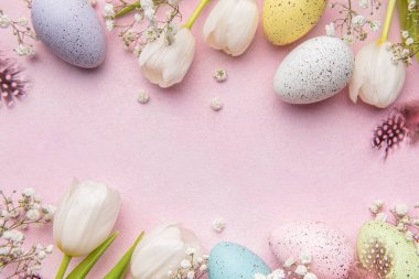 Mutlu Paskalya bayramı tebrik kartları. Beyaz lale buketi ve pembe arka planda Paskalya yumurtası. Metin için boşluk