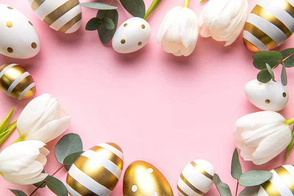 Velikonoční Zlatá Vejce Bílé Tulipány Růžovém Pozadí Horní Pohled Veselé — Stock fotografie