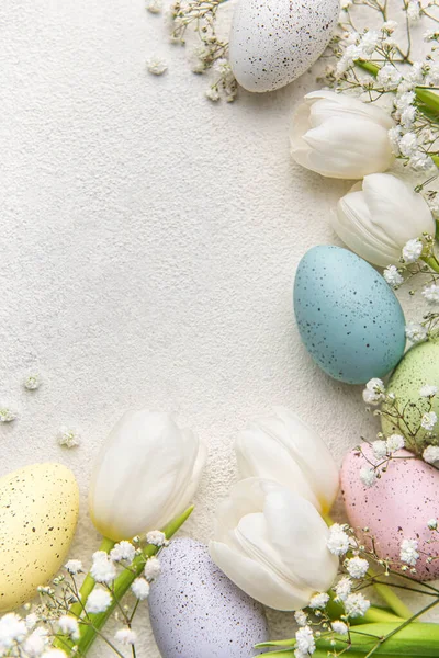 Hyvää Pääsiäisen Juhlakorttia Kimppu Valkoisia Tulppaaneja Pääsiäismuna Betonitaustalla Tekstitila — kuvapankkivalokuva