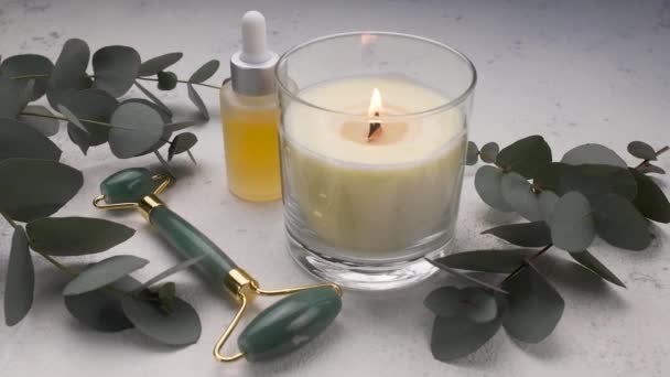 Spabehandlingskoncept Naturliga Spa Kosmetika Produkter Med Eukalyptusolja Massage Jade Roller — Stockvideo
