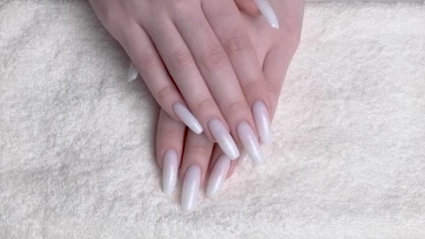 Красиві Професійно Доглянуті Жіночі Руки Пофарбованими Білий Колір Нігті Руки — стокове відео