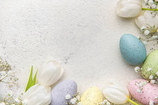 Mutlu Paskalya bayramı tebrik kartları. Beyaz lale buketi ve paskalya yumurtası. Metin için boşluk