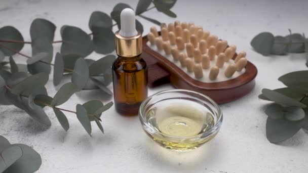 Spabehandlingskoncept Naturliga Spa Kosmetika Produkter Med Eukalyptusolja Massage Borste Eukalyptusblad — Stockvideo