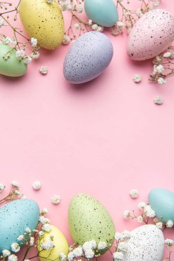 Mutlu Paskalya bayramı tebrik kartları. Beyaz lale buketi ve pembe arka planda Paskalya yumurtası. Metin için boşluk