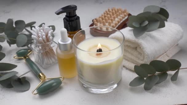 天然的 有机的温泉化妆品产品 使用桉油 按摩刷 玉筒及燃烧的蜡烛 — 图库视频影像