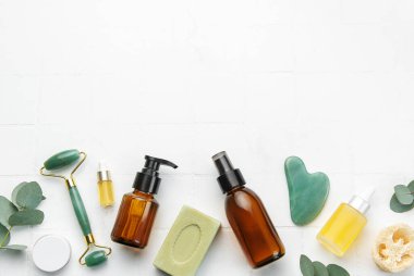 Sabun, okaliptüs, aroma yağı, beyaz fayanslı kaplıca nesneleri. Üst Manzara. Cilt bakımı, vücut tedavisi kavramı. 