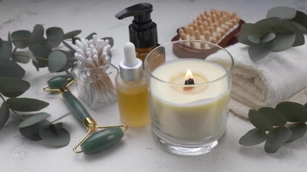 Natürliche Biologische Wellness Kosmetikprodukte Mit Eukalyptusöl Massagebürste Eukalyptusblatt Jadewalze Und — Stockvideo