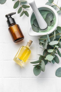 Beyaz fayanslı okaliptüslü masaj ve spa ürünleri