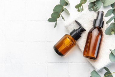 Beyaz fayanslı okaliptüslü masaj ve spa ürünleri