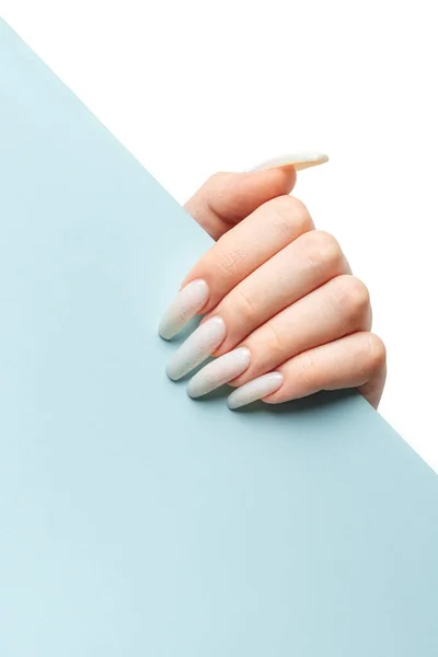 Mão Mulher Bem Cuidada Segurando Papel Azul Unha Moda Elegante — Fotografia de Stock