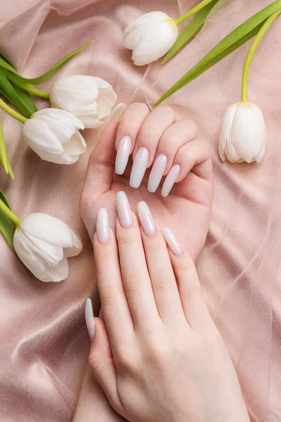 Kobieca Ręka Wiosennym Wyglądem Paznokci Biały Manicure Paznokci Kobieta Model — Zdjęcie stockowe