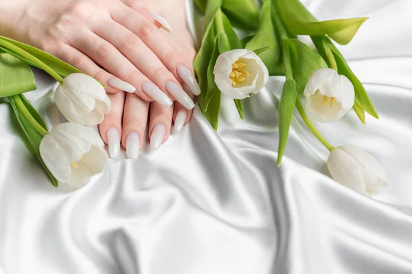 Kvinnelig Hånd Med Fjærspikermønster Manikyr Med Hvit Neglelakk Kvinnelig Modellhånd – stockfoto