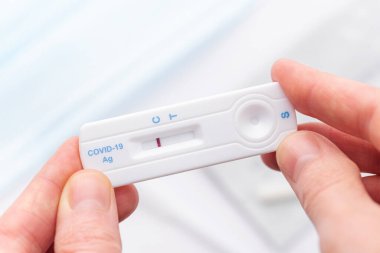 Elinizde COVID-19 negatif çıktı. Virüs için test kiti var..