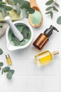 Sabun, okaliptüs, havlu, masaj tuzu, aroma yağı, beyaz fayanslı kaplıca nesneleri. Üst Manzara. Cilt bakımı, vücut tedavisi kavramı. 