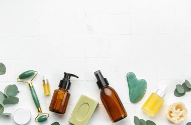 Sabun, okaliptüs, aroma yağı, beyaz fayanslı kaplıca nesneleri. Üst Manzara. Cilt bakımı, vücut tedavisi kavramı. 