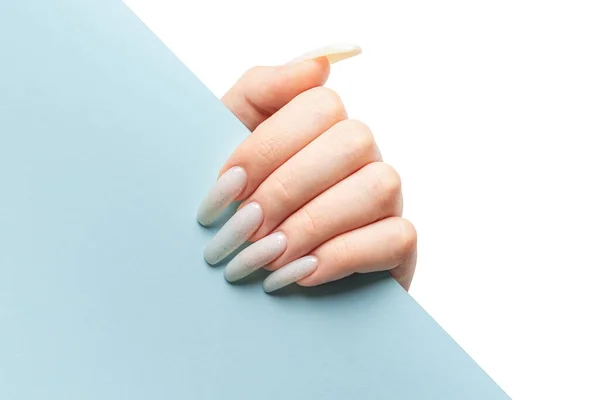Mão Mulher Bem Cuidada Segurando Papel Azul Unha Moda Elegante — Fotografia de Stock