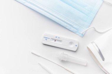 Beyaz arka planda koronavirüs için test seti. Negatif Covid-19 antijen test kiti, bir basamak koronavirüs antijen testi. 