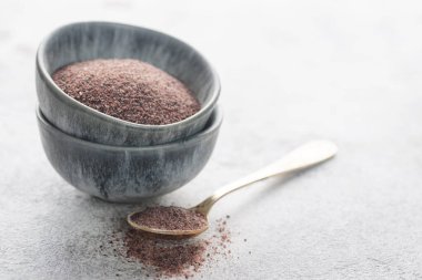 Bir kase siyah kala namak tuzu. Sağlıklı gıda konsepti. Özel tuz..