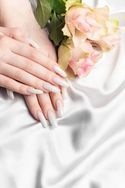 Stílusos Trendi Női Manikűr Gyönyörű Fiatal Kezét Fehér Manikűr Rózsák — Stock Fotó