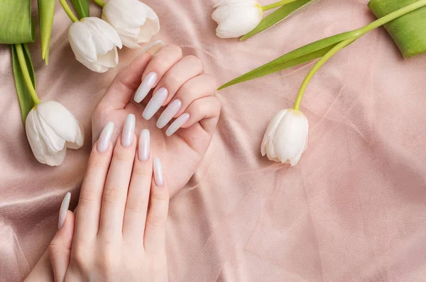 Vrouwelijke Hand Met Veer Nagel Ontwerp Witte Nagellak Manicure Vrouwelijke — Stockfoto