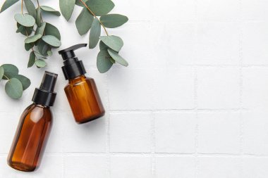 Beyaz fayanslı okaliptüslü masaj ve spa ürünleri