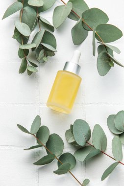 Beyaz fayanslı okaliptüslü masaj ve spa ürünleri