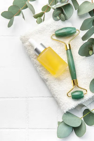 Koncepcja Leczenia Spa Naturalne Produkty Kosmetyczne Spa Olejkiem Eukaliptusowym Wałkiem — Zdjęcie stockowe
