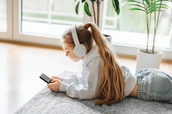 Petite Fille Souriante Écoutant Musique Couchée Sur Sol — Photo