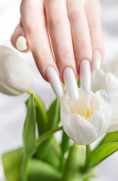 Vrouwelijke Hand Met Veer Nagel Ontwerp Witte Nagellak Manicure Vrouwelijke — Stockfoto
