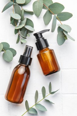 Beyaz fayanslı okaliptüslü masaj ve spa ürünleri