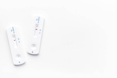 Beyaz arka planda koronavirüs için test seti. Negatif Covid-19 antijen test kiti, bir basamak koronavirüs antijen testi. 