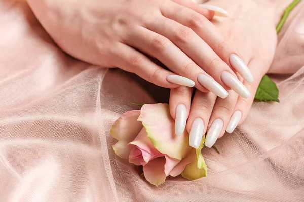 时尚时尚的女性修指甲 美丽的年轻女子的手 有着洁白的指甲 粉红的背景上有玫瑰 — 图库照片