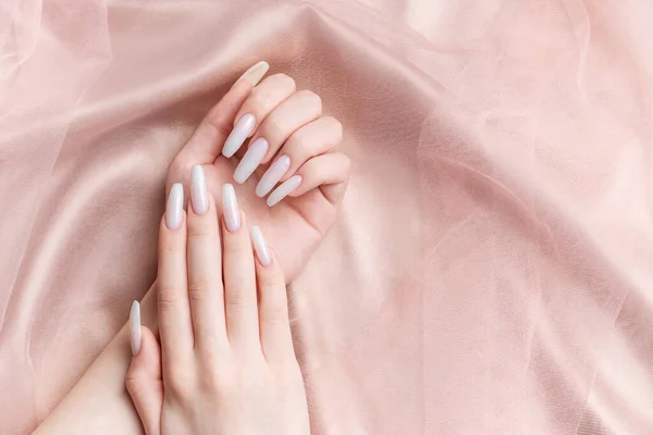 Kvinnas Händer Med Manikyr Naglarna Målade Vit Färg Rosa Silke — Stockfoto